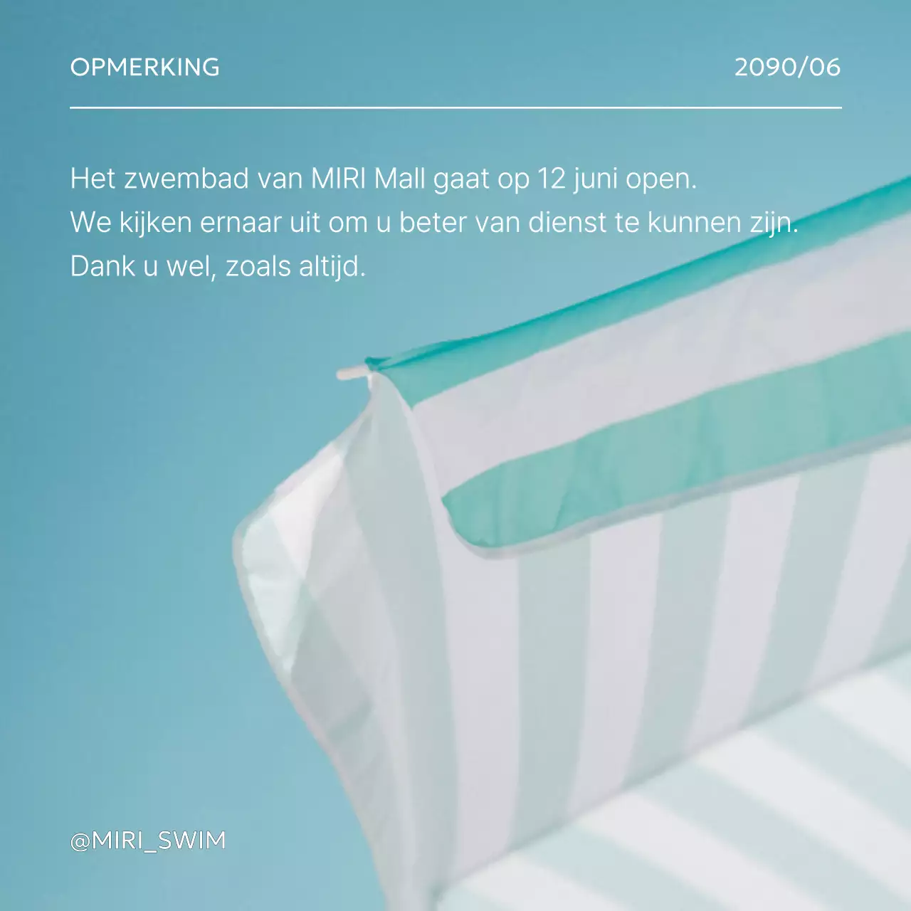 Moderne zomerzeeparaplu in lichtblauw en wit Open post