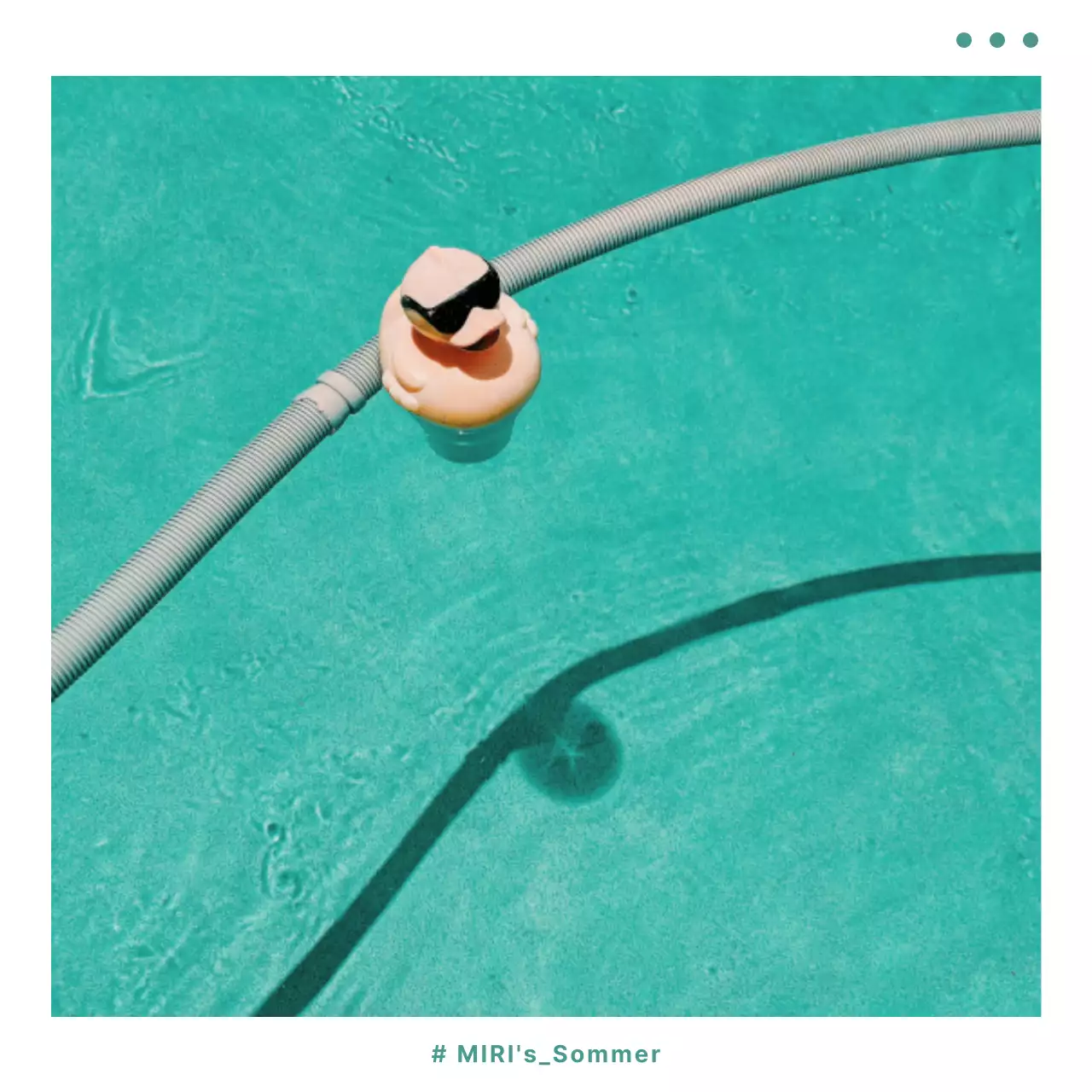 Minimalistisches Sommerreise-Badealbum in mint und weißer Post