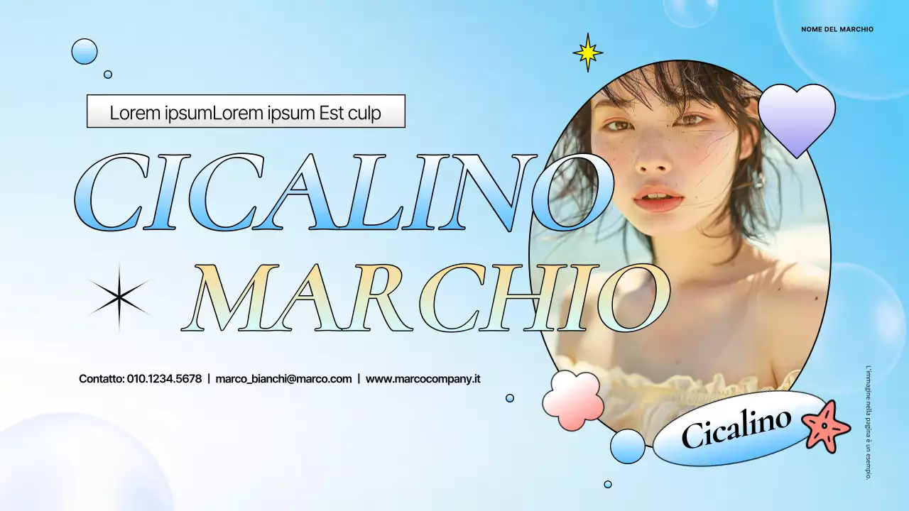 Uno slip estivo kitsch di marca in blu