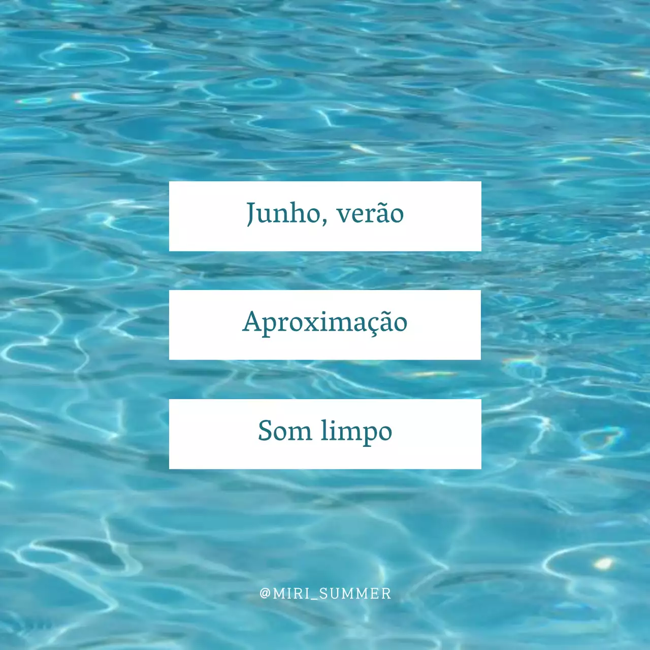 Sons modernos de natação no mar no verão em azul claro e branco