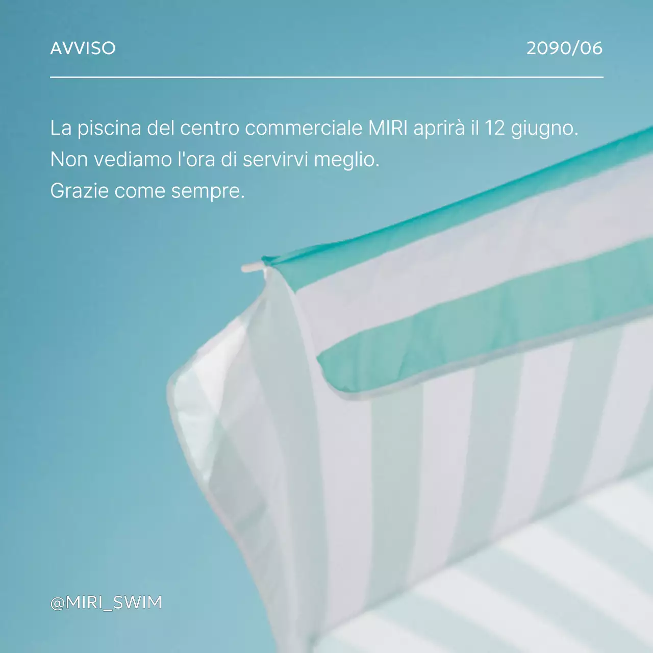 Moderno ombrellone estivo in azzurro e bianco Open post