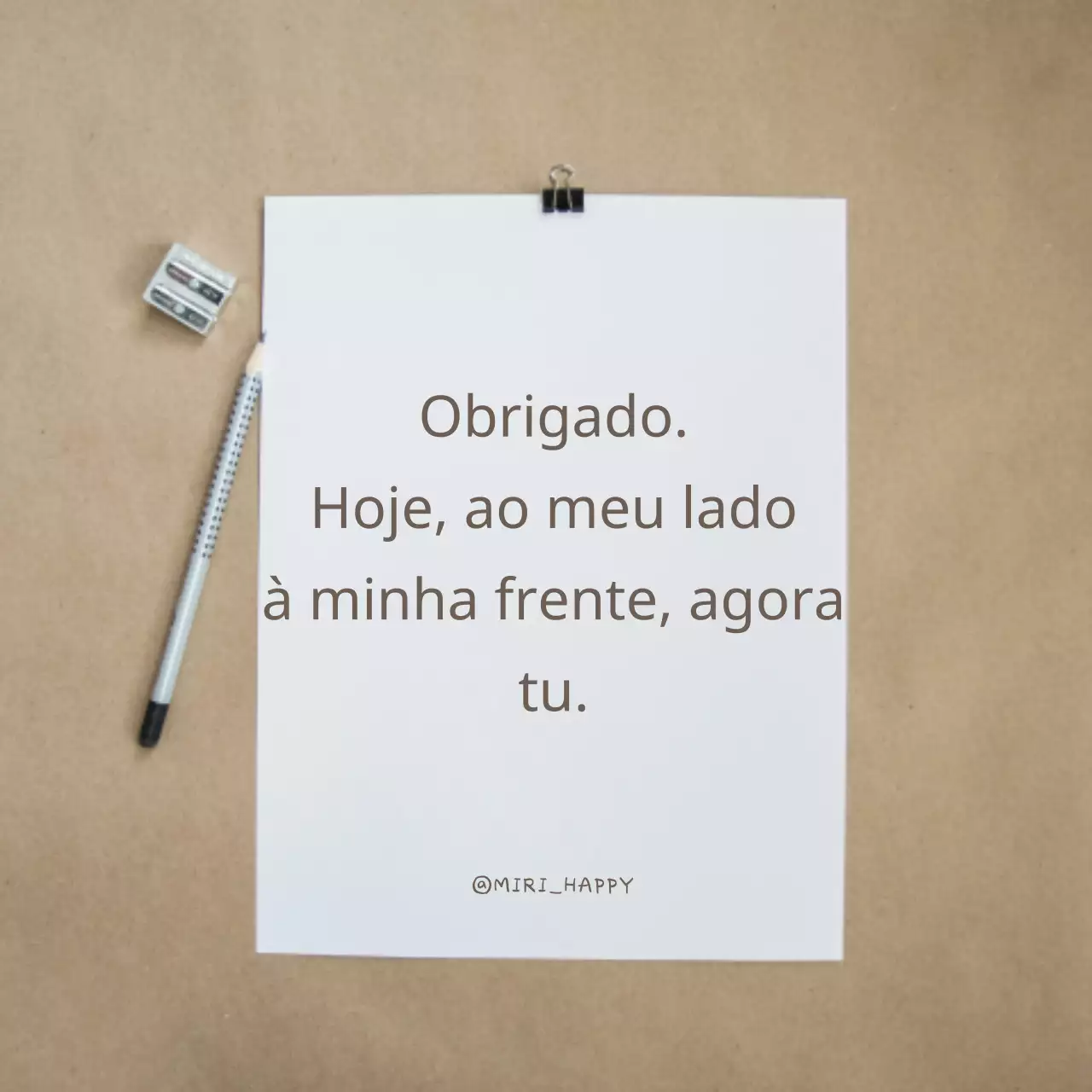Posto de citação de gratidão simples em bege e branco