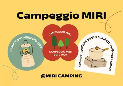 Campeggio con varie forme e immagini del campeggio disegnate a mano