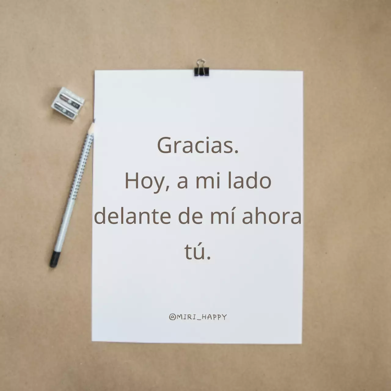 Sencillo poste de citas de agradecimiento en beige y blanco