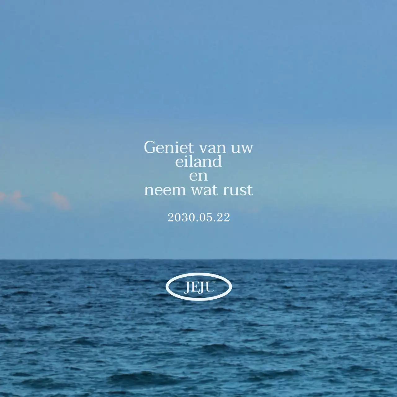 Ontwerp een emotioneel teksttoerismeproduct met een kalmerende, emotionele oceaanfoto als achtergrond