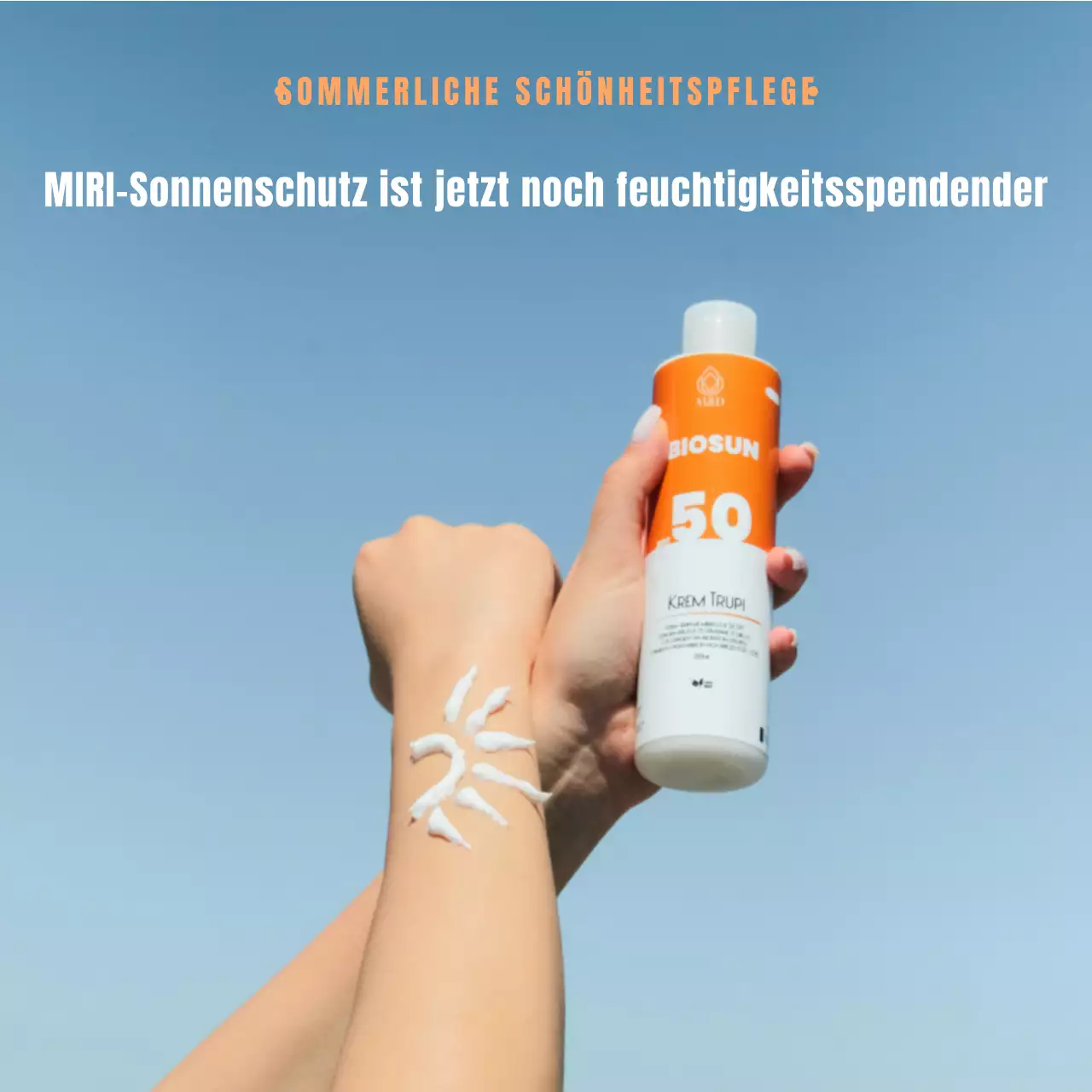 Ein minimalistischer Sonnenschutz für den Sommer in Hellblau und Weiß