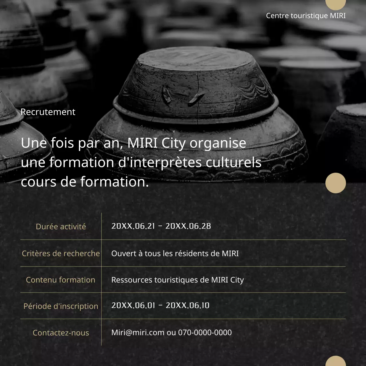 Une formation classique de commentateur culturel en noir et blanc et en or