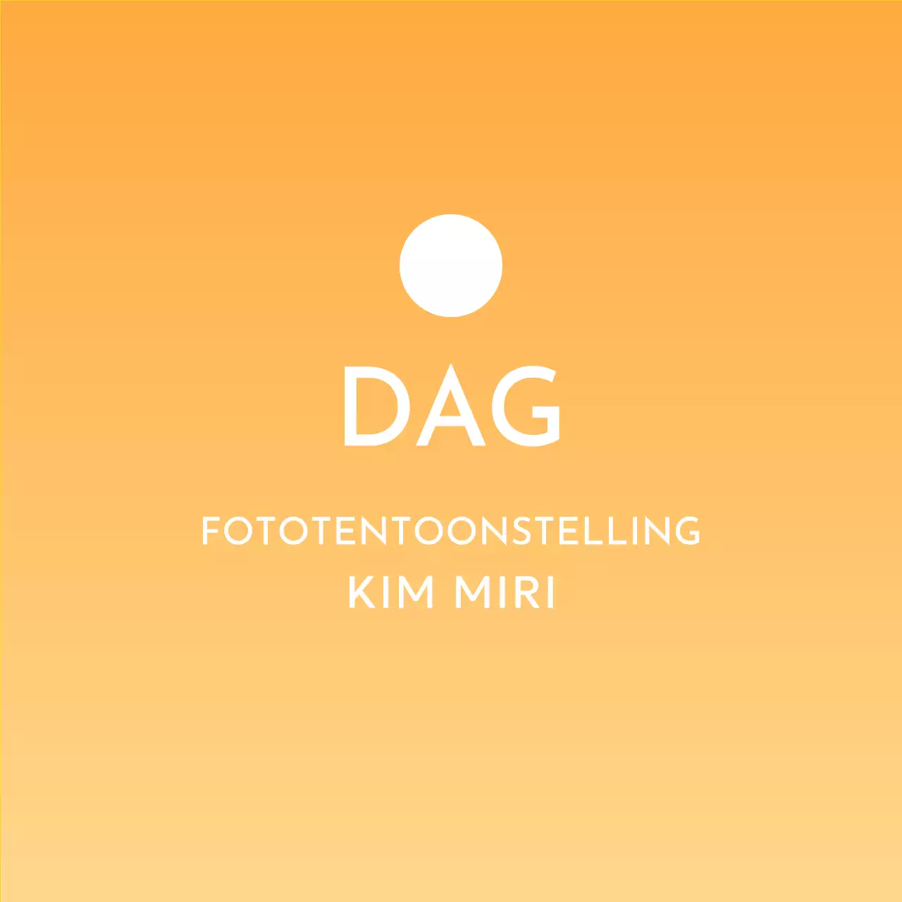 Strak ontwerp met zwevende kleurverlopen van zon en maan