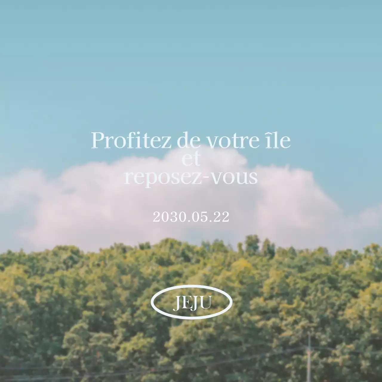 Un paysage chaleureux et accueillant en arrière-plan avec une citation sentimentale dans une jolie police de caractères.