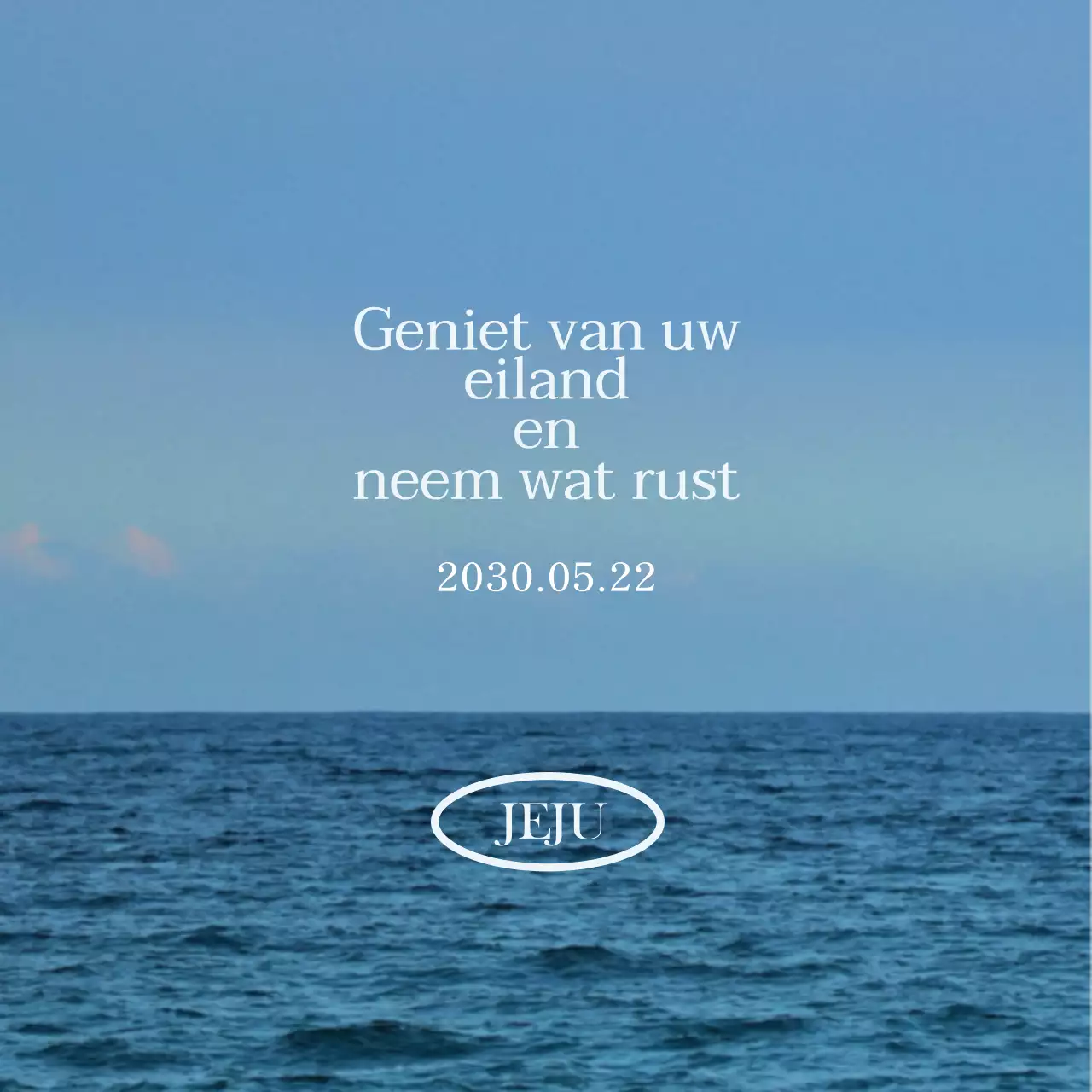 Ontwerp een emotioneel teksttoerismeproduct met een kalmerende, emotionele oceaanfoto als achtergrond