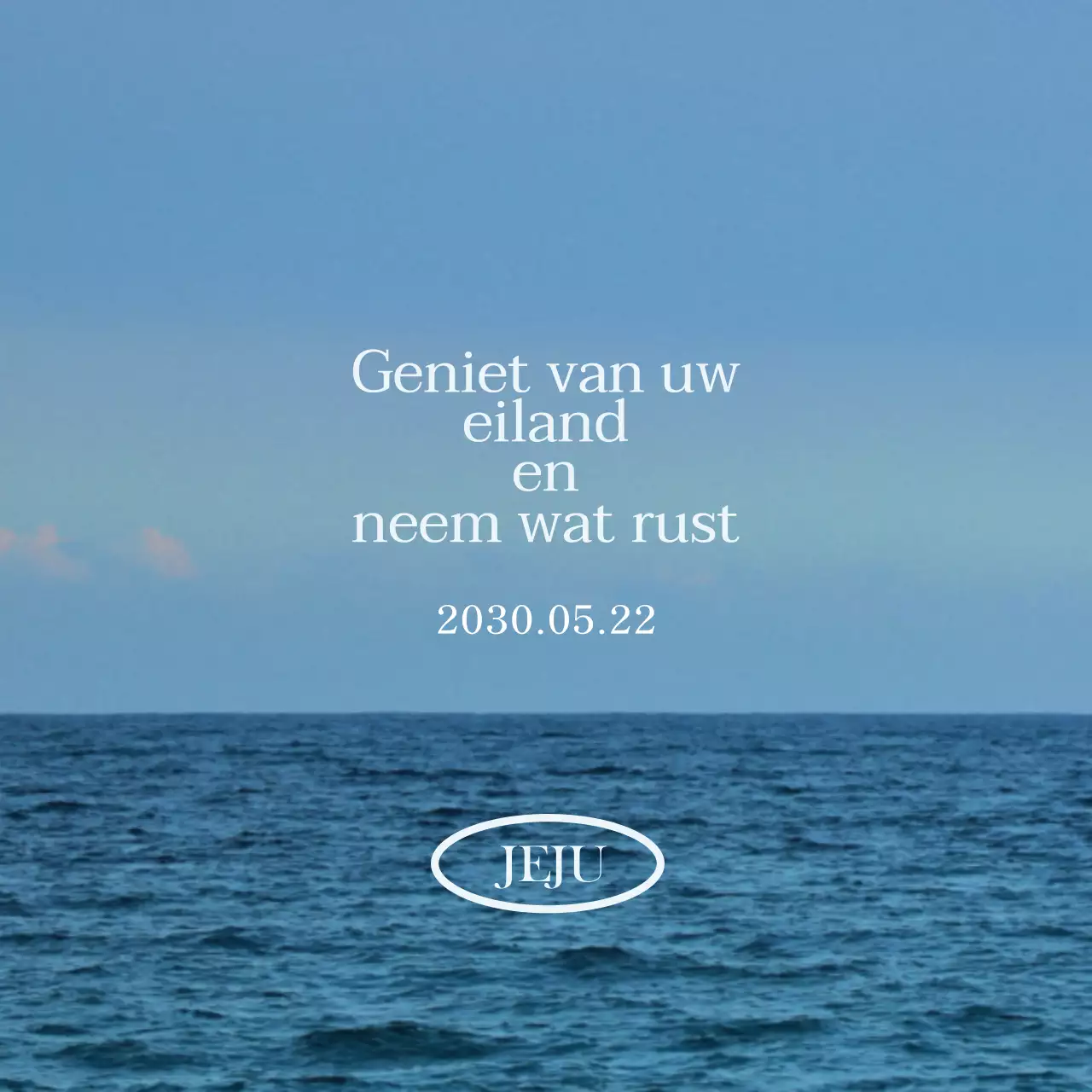 Ontwerp een emotioneel teksttoerismeproduct met een kalmerende, emotionele oceaanfoto als achtergrond