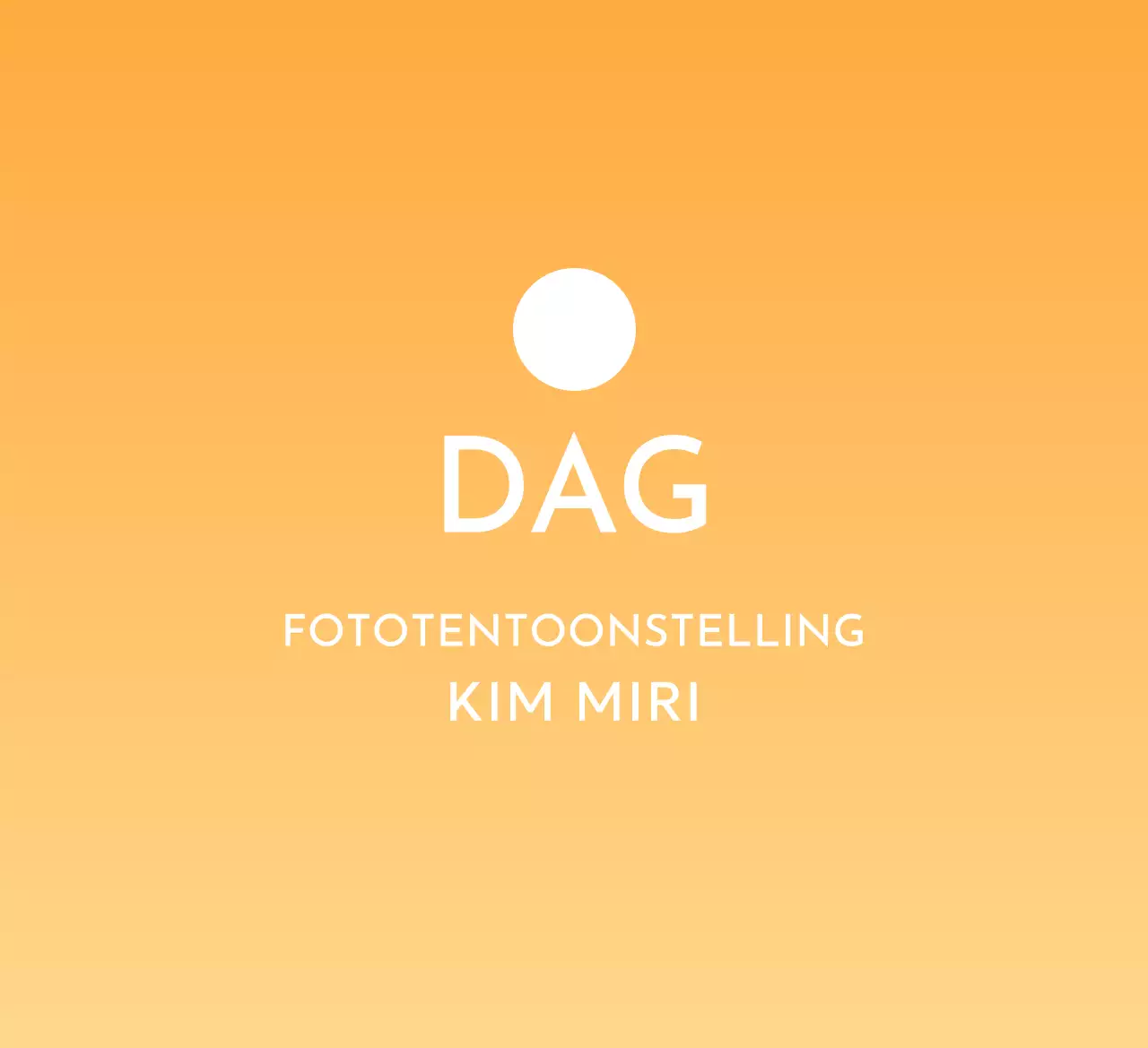 Strak ontwerp met zwevende kleurverlopen van zon en maan