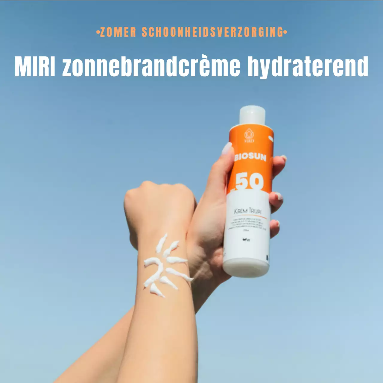 Een minimalistische zomerzonneschermpaal in lichtblauw en wit