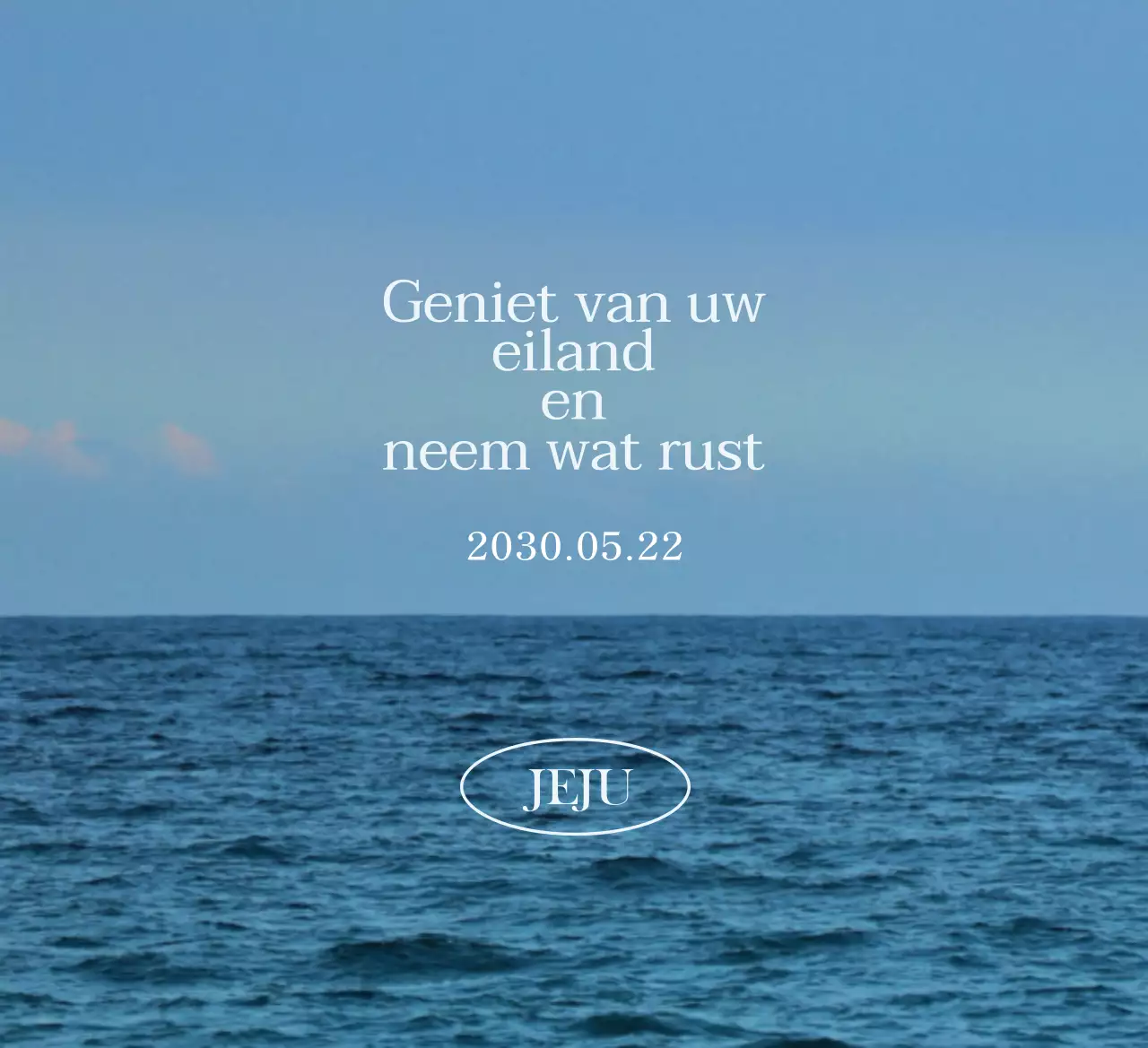 Ontwerp een emotioneel teksttoerismeproduct met een kalmerende, emotionele oceaanfoto als achtergrond