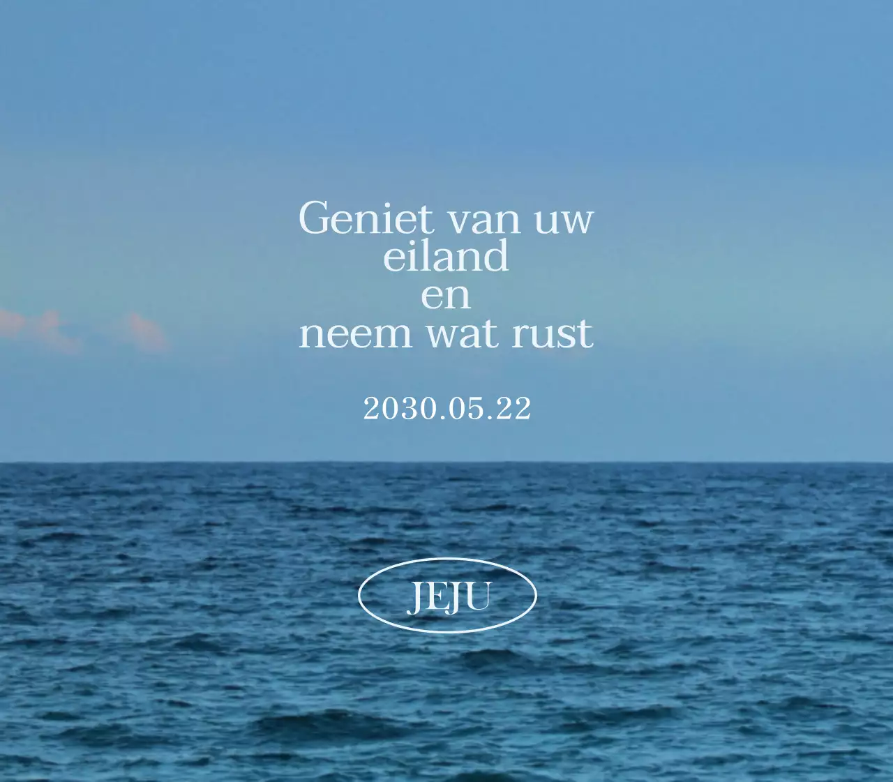 Ontwerp een emotioneel teksttoerismeproduct met een kalmerende, emotionele oceaanfoto als achtergrond