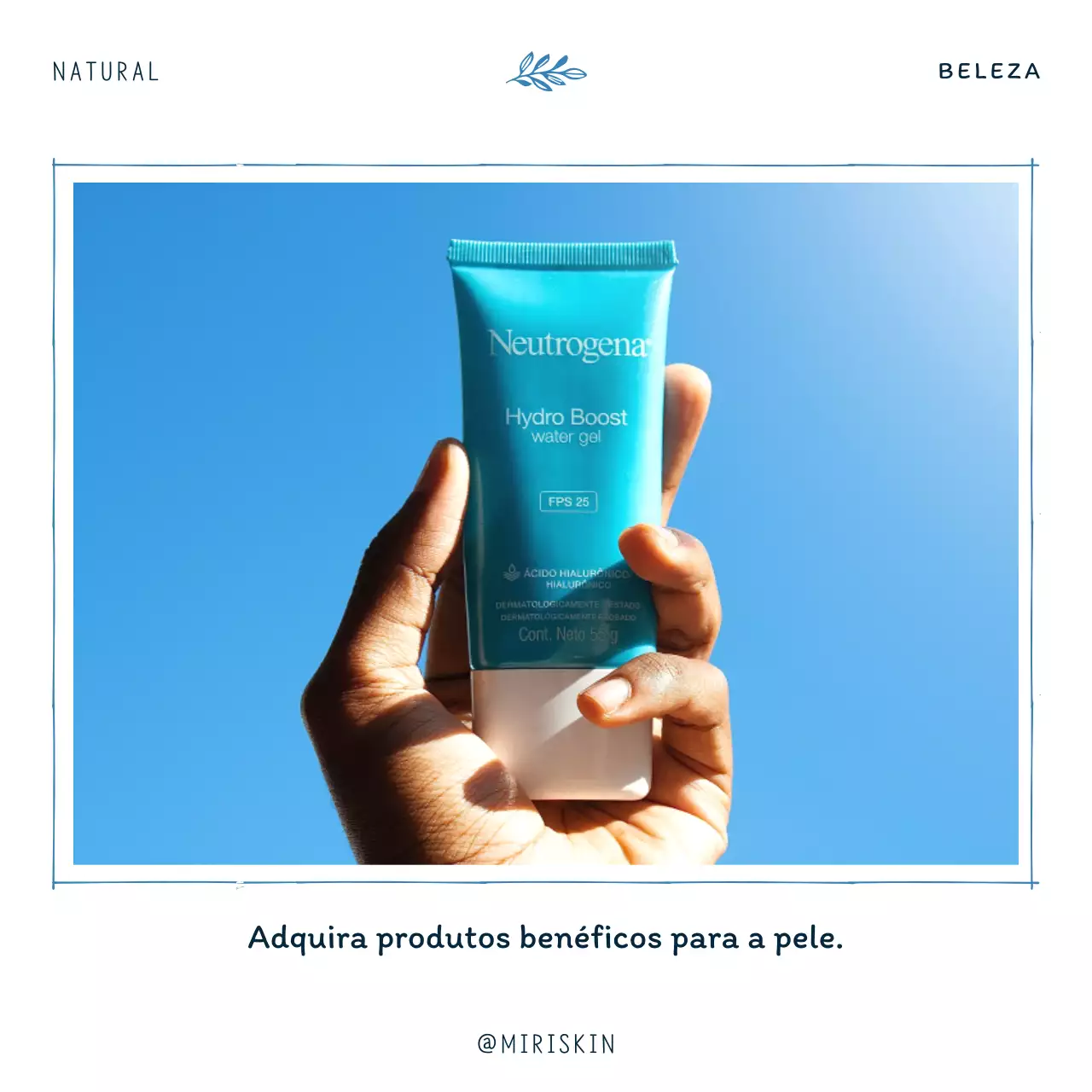 Um post minimalista de cosméticos de beleza de verão em azul claro e branco