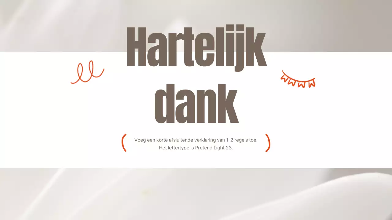 Oranje en ivoorkleurige zomerbloemen uitgelegd