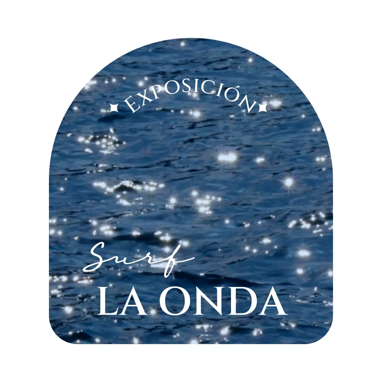 Mercancía de exposición fresca y sentimental con fotos del mar y fuentes con gracias en un marco de arco redondo.