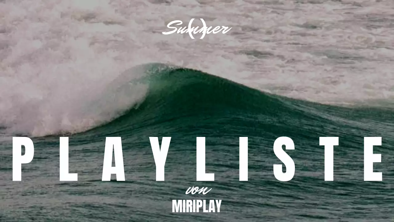 Fördern Sie eine moderne Playlist in Marineblau