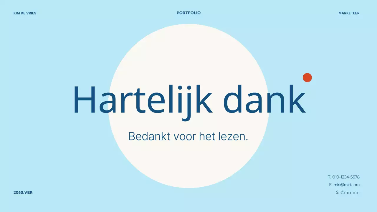 Een eenvoudige marketeersportefeuille in lichtblauw