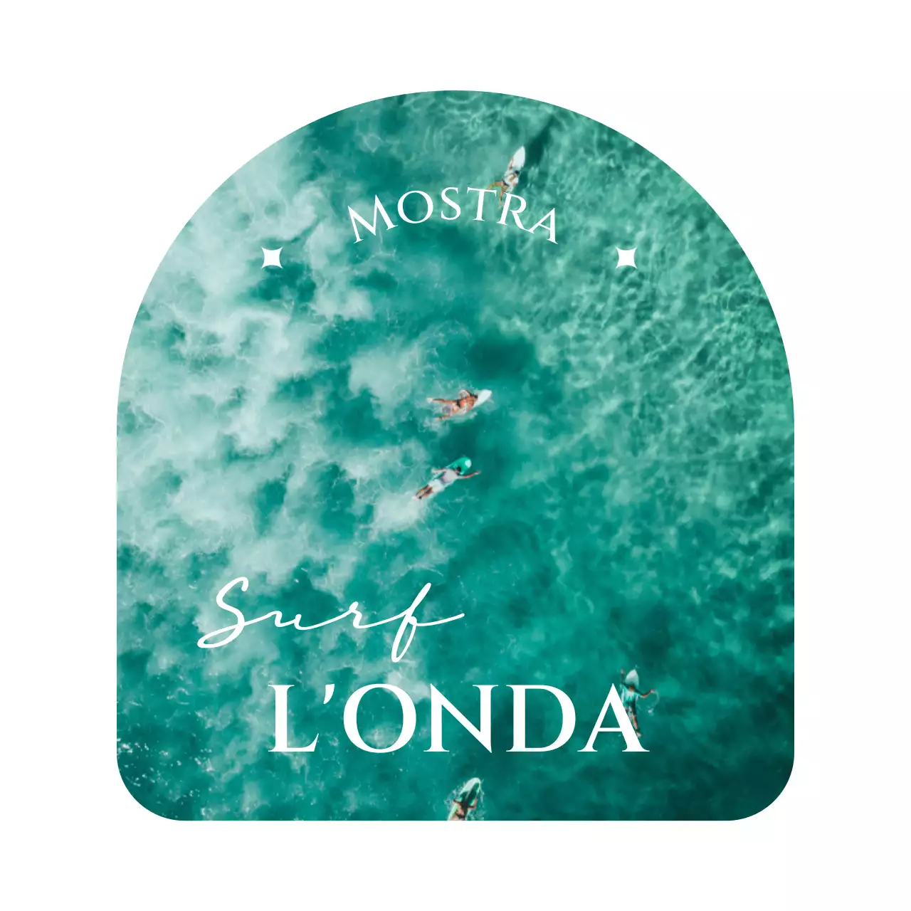 Merce da esposizione fresca e sentimentale con foto di mare e caratteri serif in una cornice ad arco tondo.