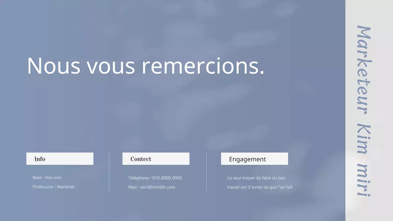 Portefeuille professionnel bleu marine d'un spécialiste du marketing