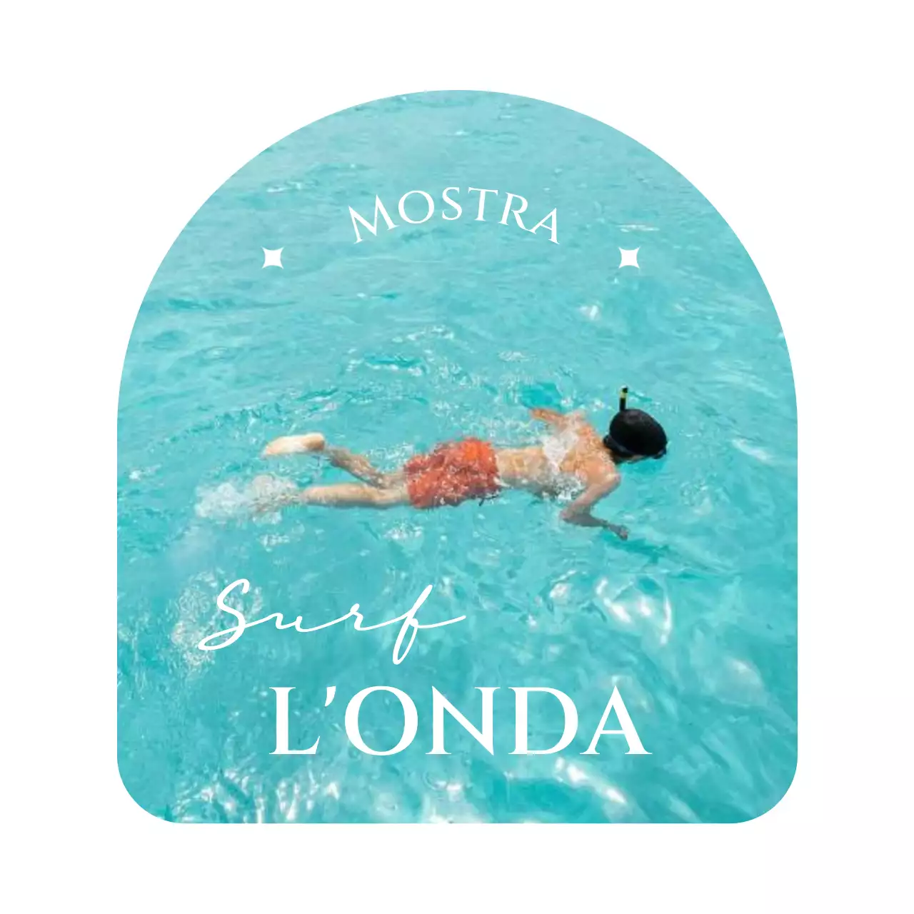 Merce da esposizione fresca e sentimentale con foto di mare e caratteri serif in una cornice ad arco tondo.