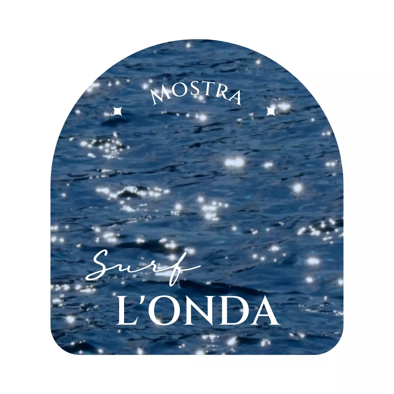 Merce da esposizione fresca e sentimentale con foto di mare e caratteri serif in una cornice ad arco tondo.