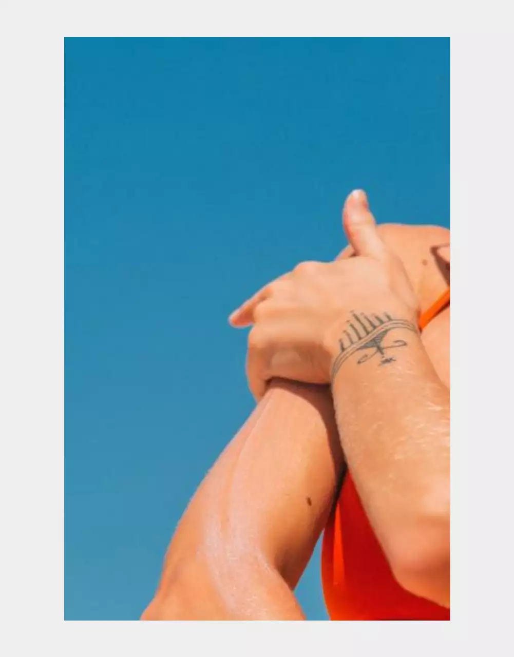 Una sencilla base de protección solar blanca y naranja