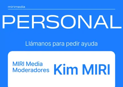 Sobre unas sencillas etiquetas azules y blancas para el personal del evento