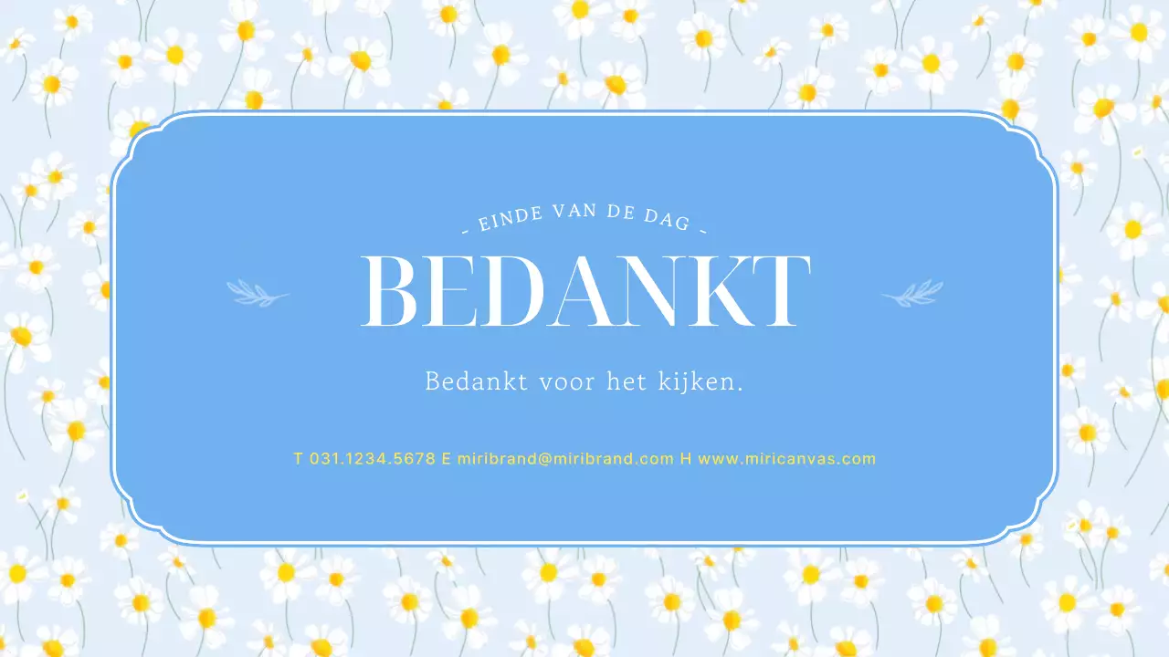 Eenvoudige zomerbloemen in lichtblauwe en gele presentatie