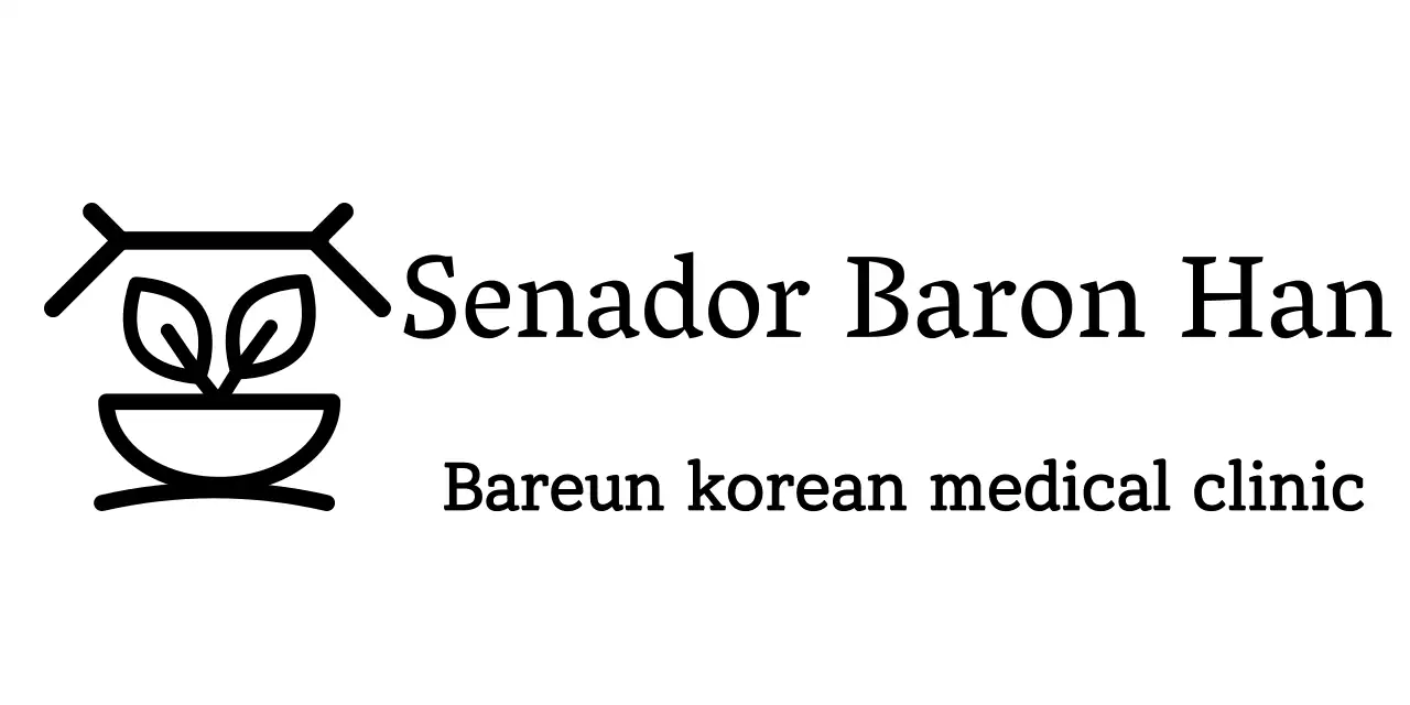 Una sala de medicina china de aspecto elegante con el logotipo de una clínica de medicina china