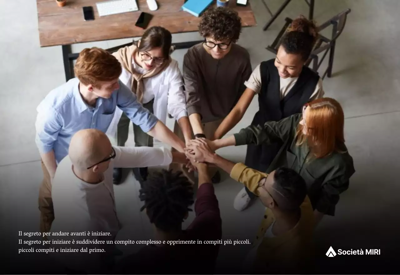 Un semplice calendario aziendale in grigio