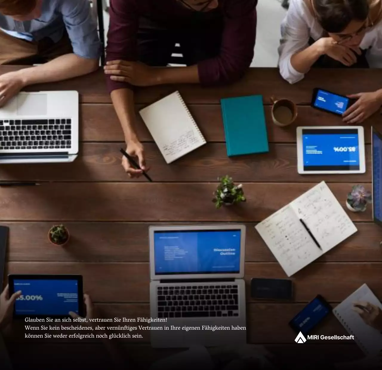 Ein einfacher Unternehmenskalender in Grau