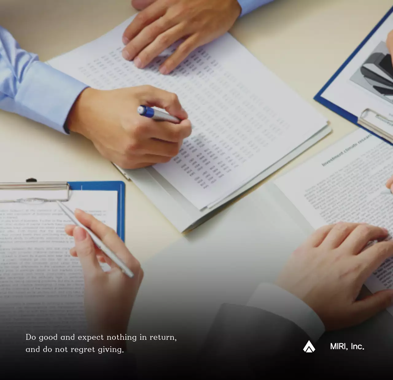 Lịch công ty đơn giản màu xám