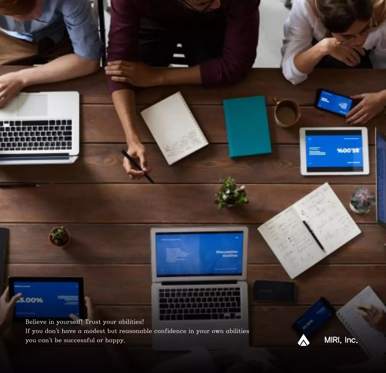 Lịch công ty đơn giản màu xám