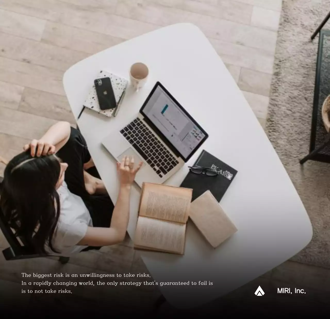 Lịch công ty đơn giản màu xám