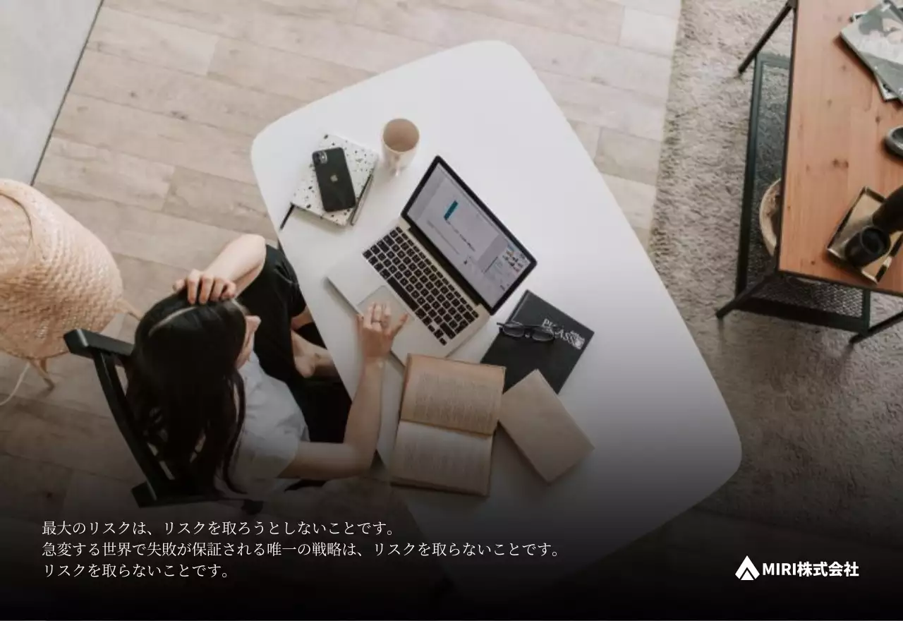 グレーのシンプルな企業カレンダー