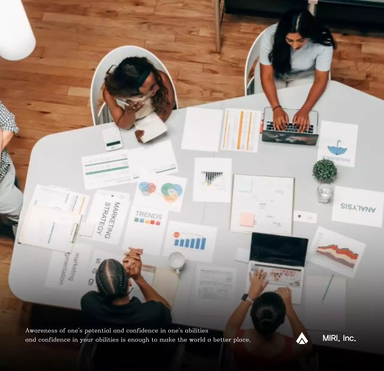 Lịch công ty đơn giản màu xám