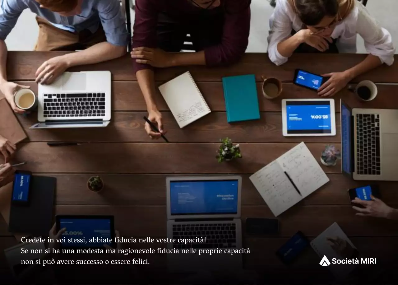 Un semplice calendario aziendale in grigio