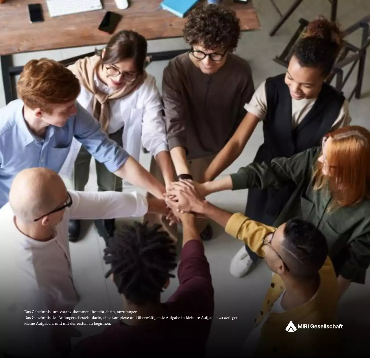 Ein einfacher Unternehmenskalender in Grau