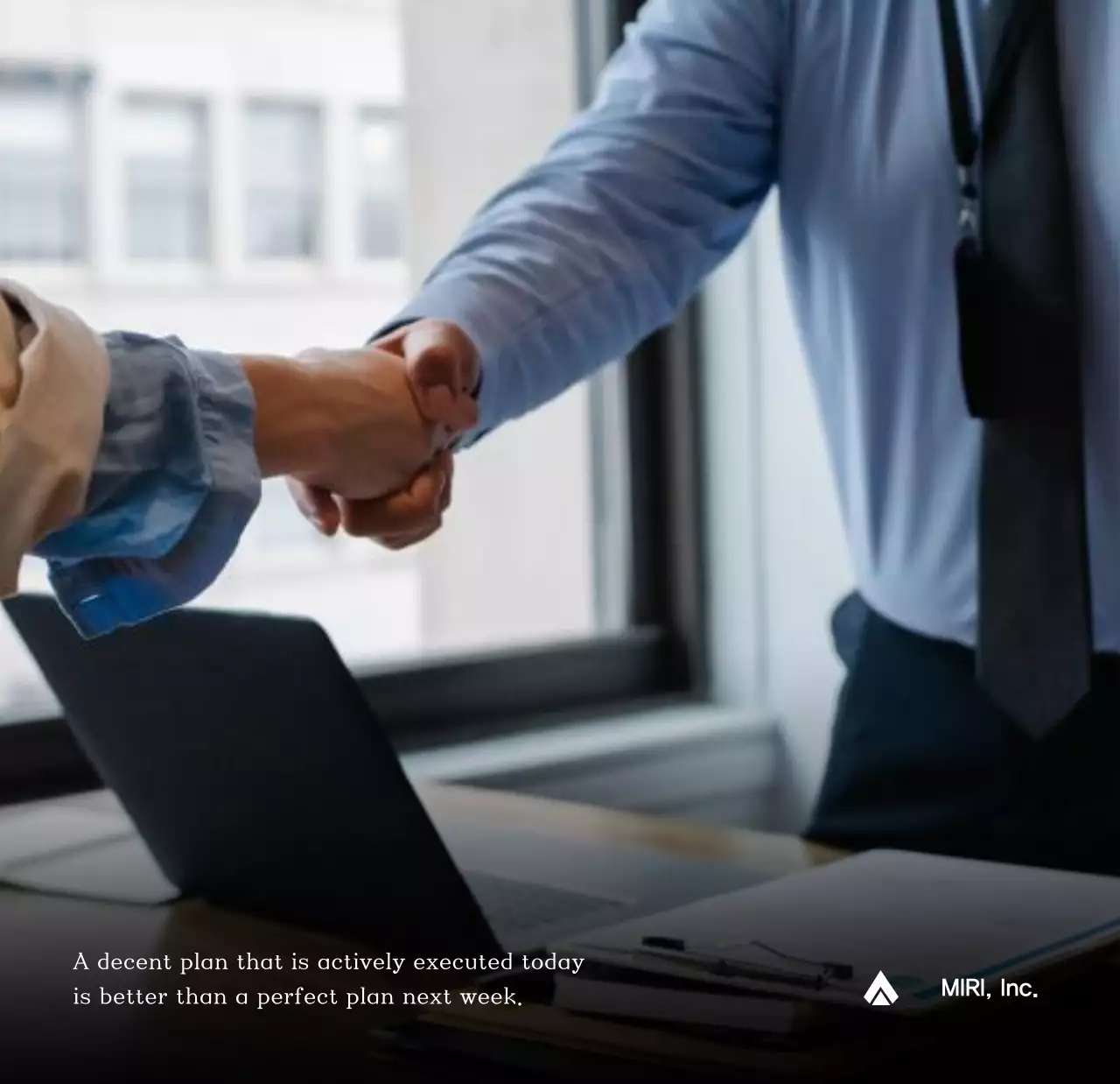 Lịch công ty đơn giản màu xám