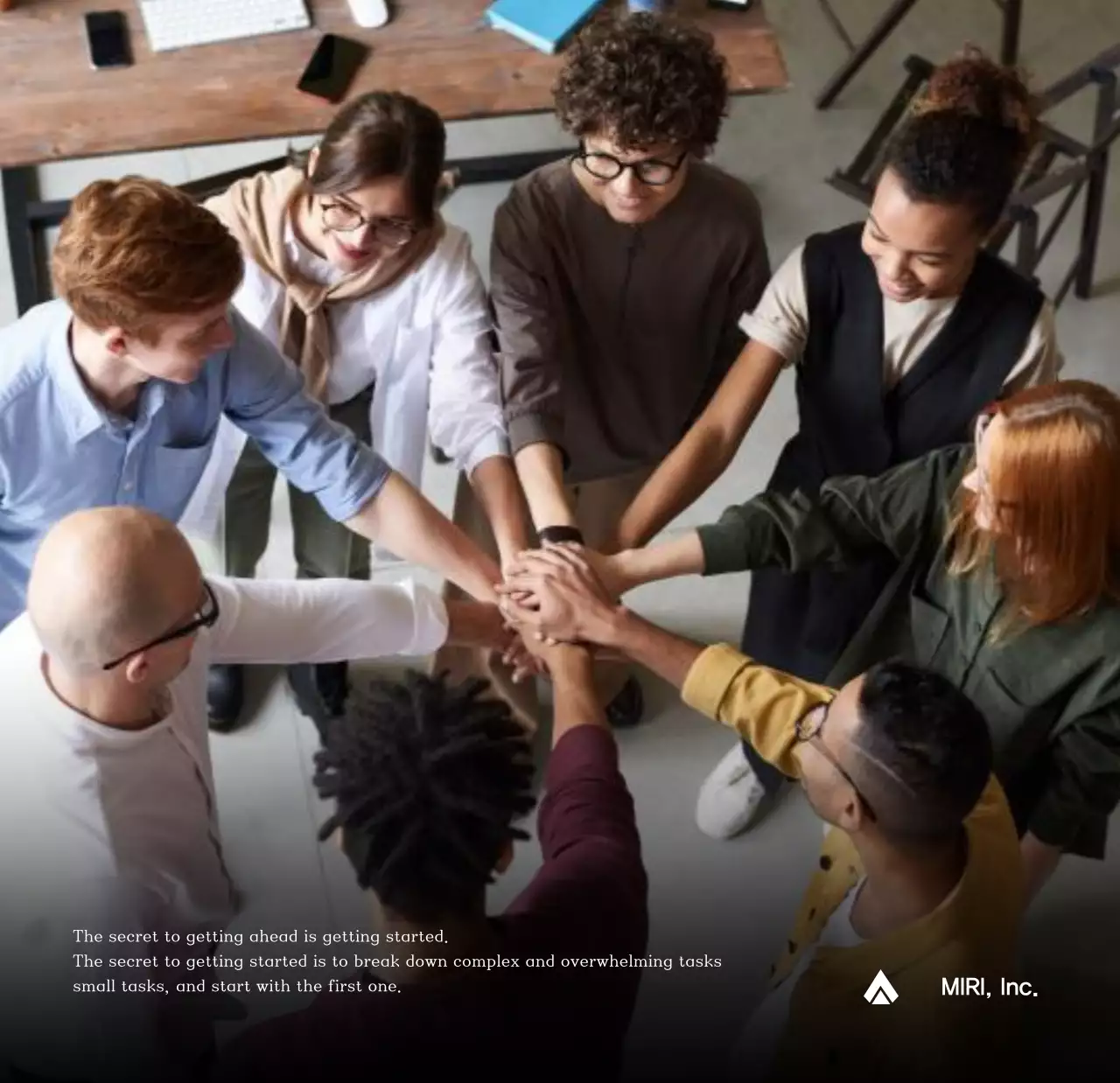 Lịch công ty đơn giản màu xám