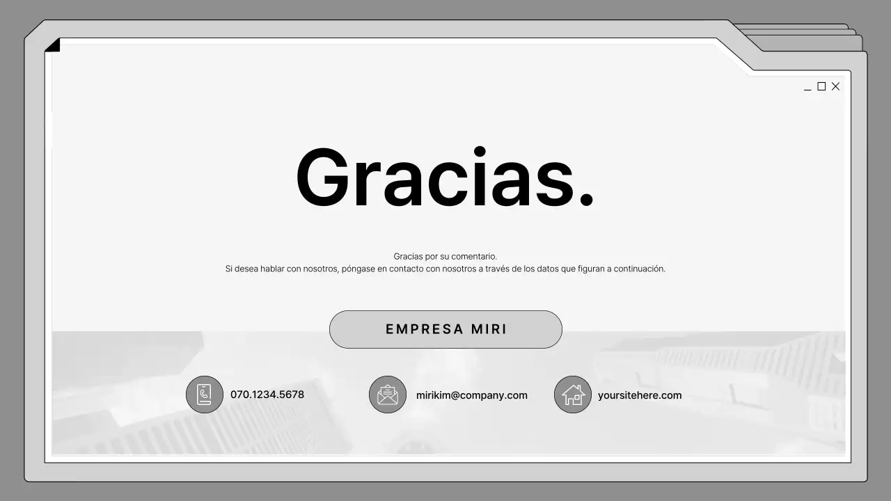 Propuesta en blanco y negro, cuidadosamente enmarcada en un archivador