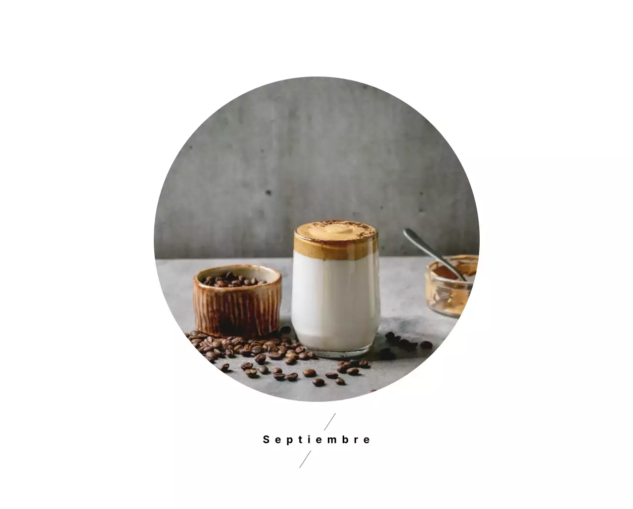 Sencillo calendario de sobremesa con fotos de cafés en tonos blancos