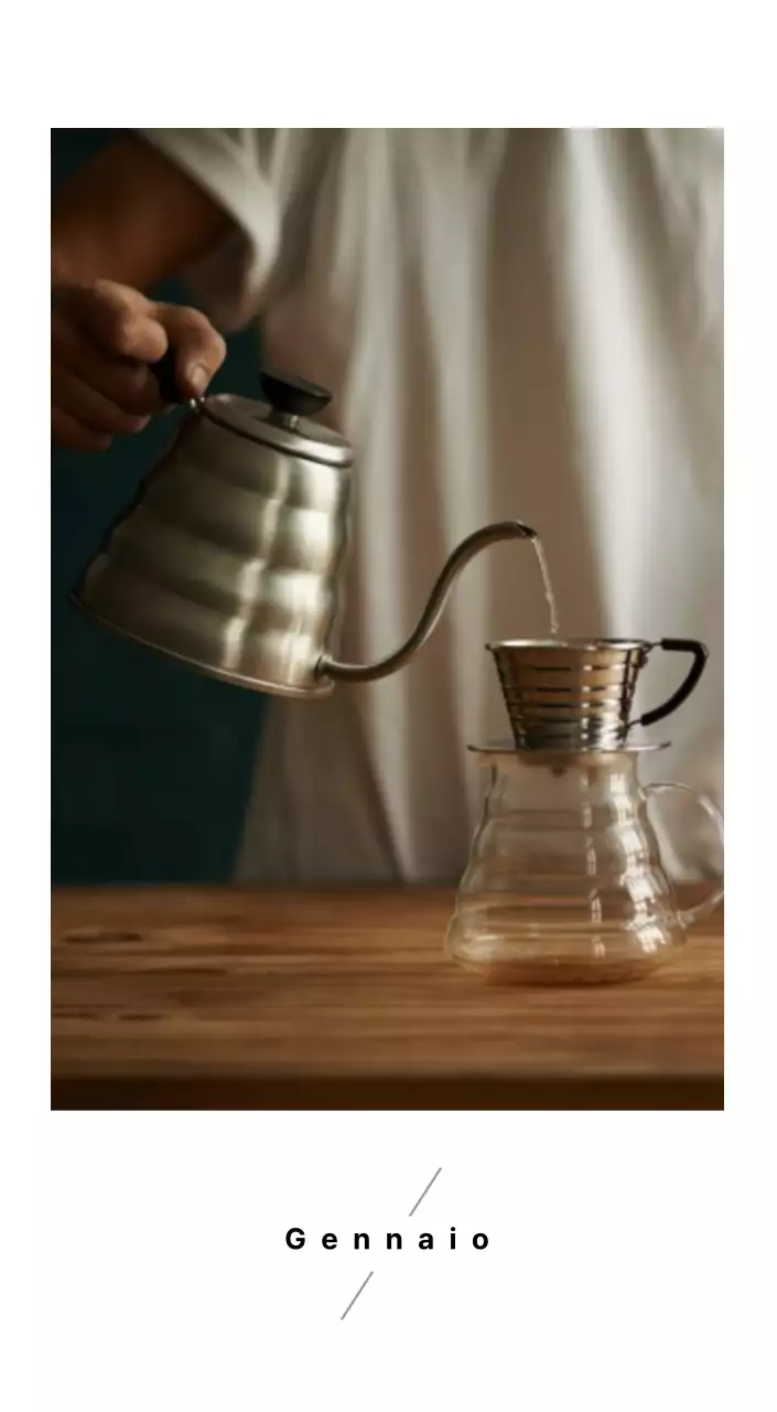 Semplice calendario da tavolo con foto di caffè per bar nei toni del bianco