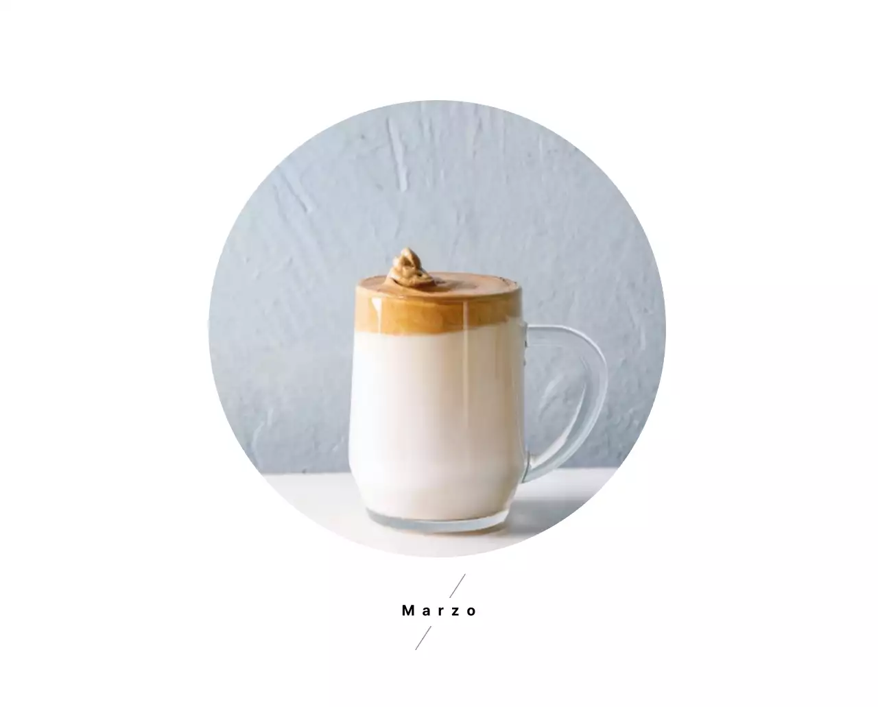 Sencillo calendario de sobremesa con fotos de cafés en tonos blancos