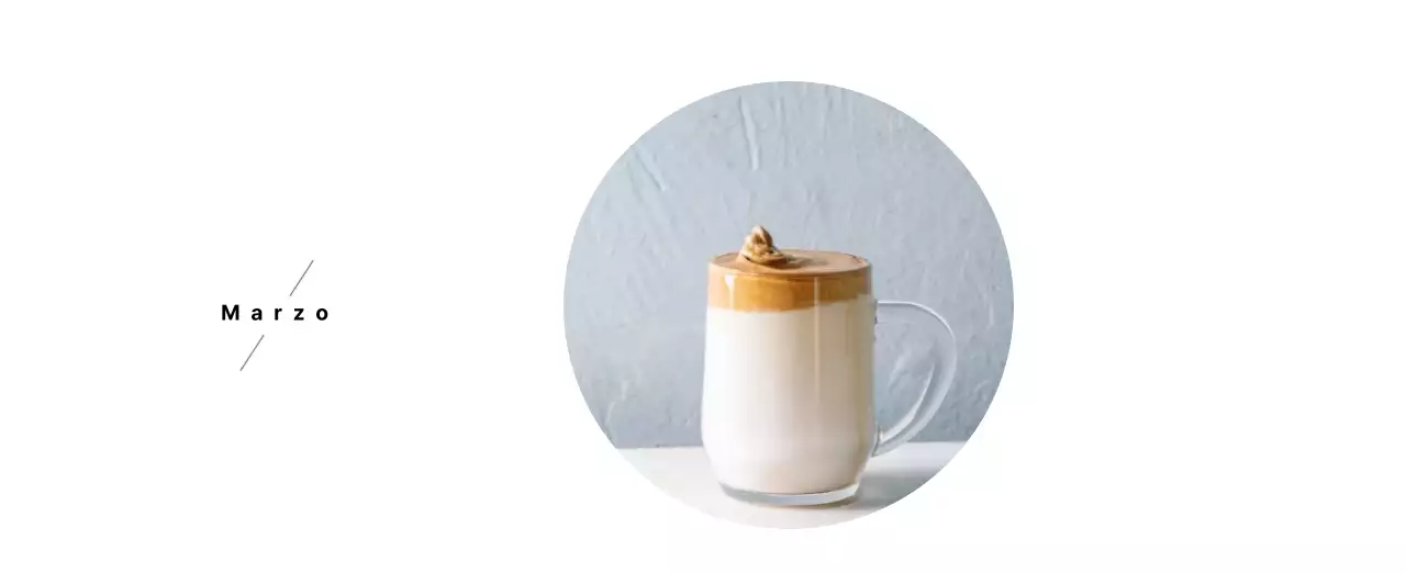 Un caffè sentimentale bianco e marrone