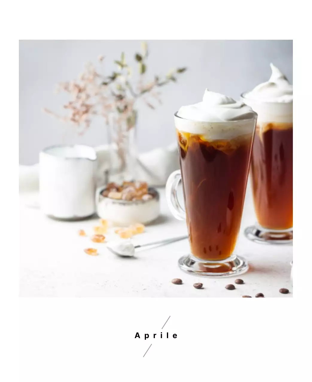 Semplice calendario da tavolo con foto di caffè per bar nei toni del bianco