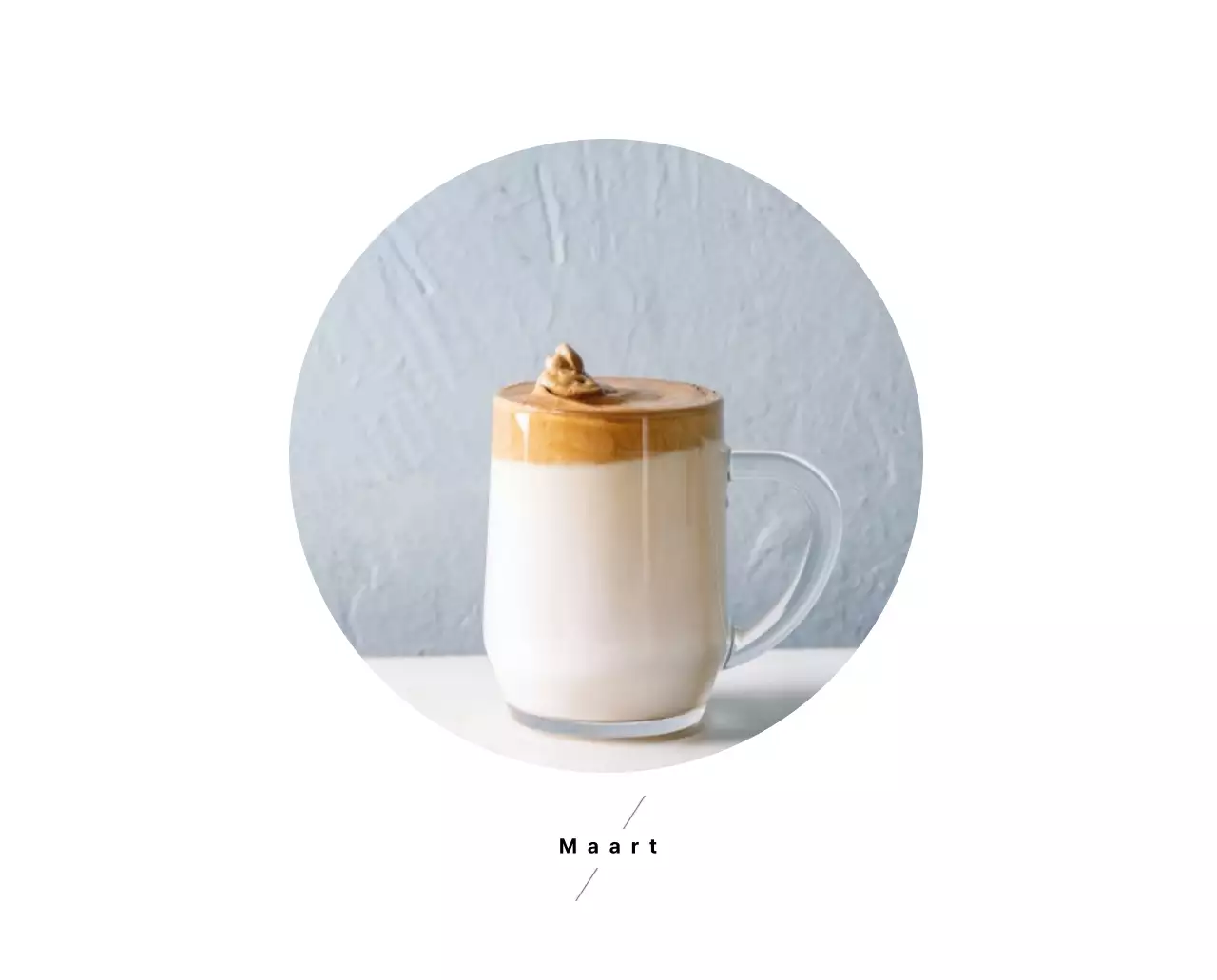 Eenvoudige bureaukalender met koffiefoto's voor cafés in witte tinten